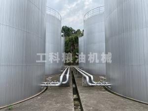 食用油油罐設(shè)備安裝現(xiàn)場(chǎng)
